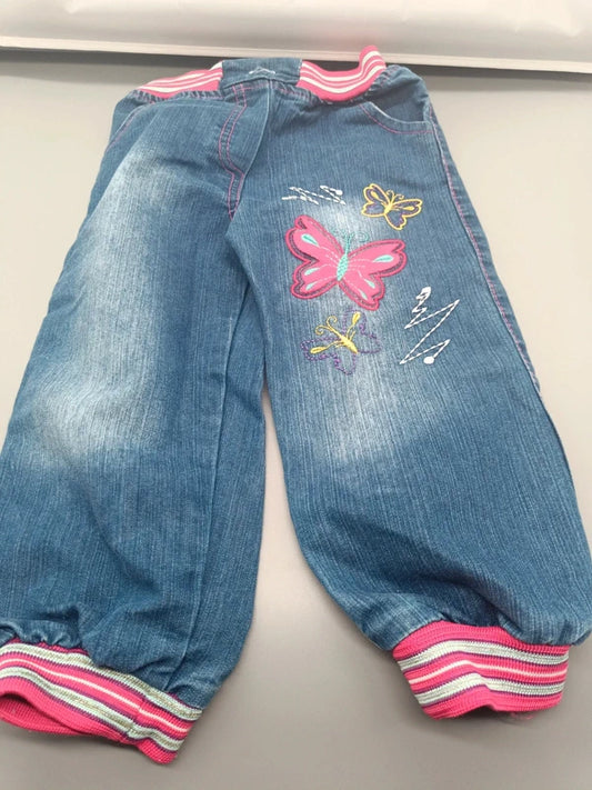 Mädchen Jeans Schmetterling-Stickerei Pink-Ripp-Bündchen Vorderseite Gr. 104