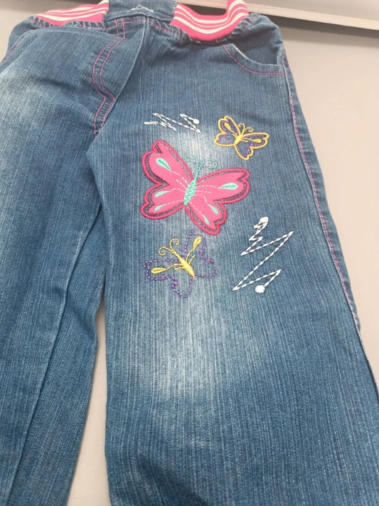 Mädchen Jeans Schmetterling-Stickerei Nahaufnahme bunt pink gelb lila