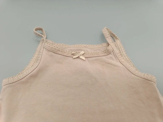 Mädchen Unterhemd Creme Nude Häkel-Einfassung Ausschnitt Satinschleifchen Nahaufnahme Gr. 92