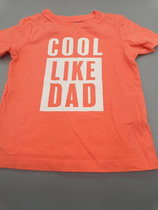 Baby T-Shirt Koralle Cool Like Dad Vorderansicht Nahaufnahme Gr. 92