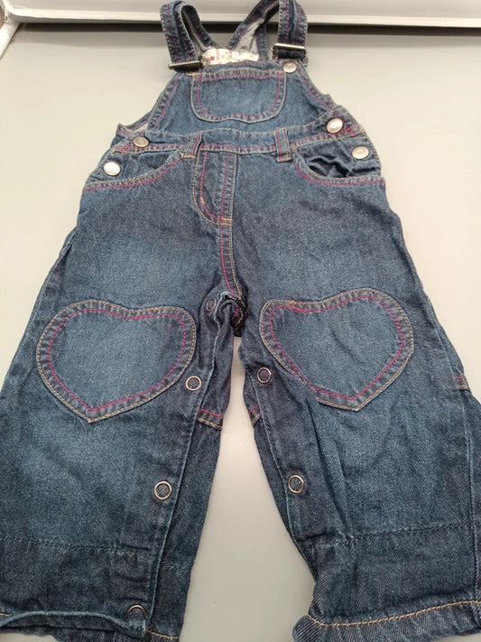 Baby Mädchen Jeans-Latzhose Herz-Kniepatches Pink Kontrastnaht Vorderseite Gr. 68