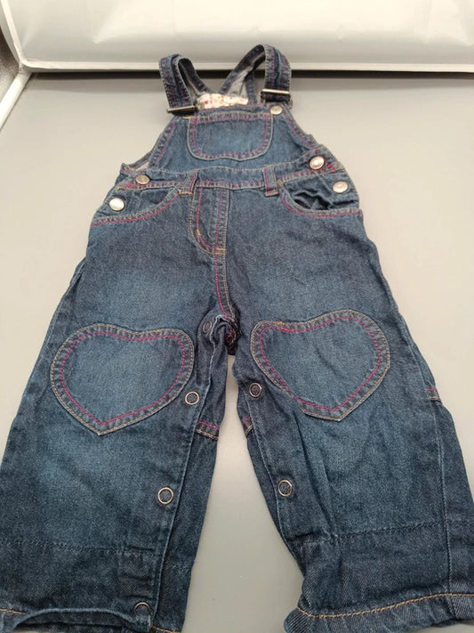 Baby Jeans-Latzhose Herz-Kniepatches Nahaufnahme pinke Randnaht