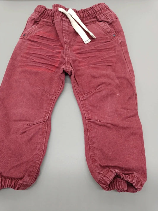 Kinder Jogger-Jeans Altrosa Bordeaux Used-Wash Vorderansicht Elastikbund Tunnelzug Kniepatches Gr. 80