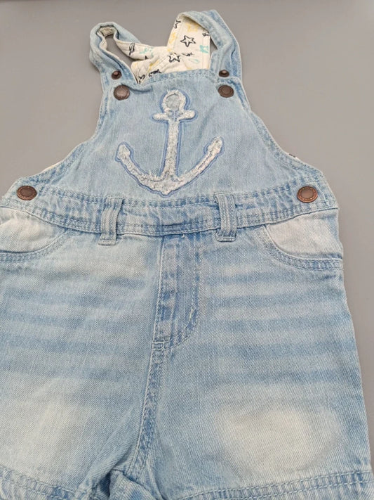 Baby Jeans-Latzhose Hellblau Weißer Anker-Patch Maritim Sterne-Innenträger Druckknopf Latzblende Vorderansicht Gr. 74