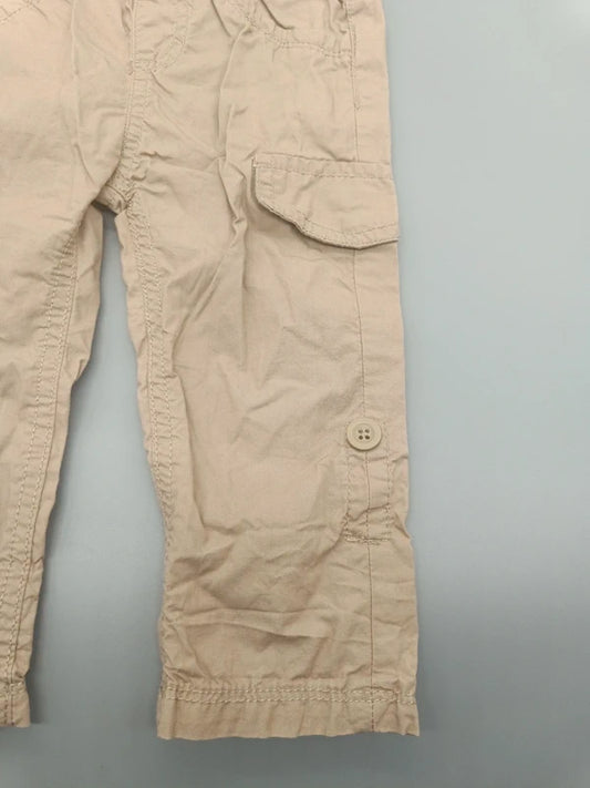 Jungen Cargo-Hose Beige Cargo-Tasche Klappe Knopf Ziersteppnähte Beinabschluss Nahaufnahme Gr. 80
