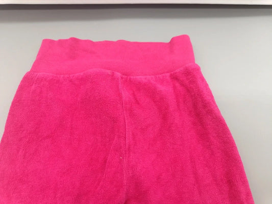 Detailaufnahme des breiten elastischen Bundes der pinkfarbenen Kinder-Leggings