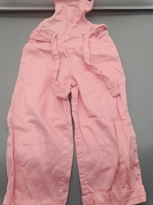 Mädchen Latzhose Rosa Uni Denim Vorderansicht Tunnelzug-Bund Umschlagsaum Gr. 86