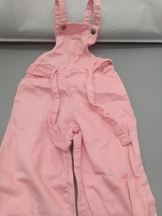 Mädchen Latzhose Rosa Denim Gesamtansicht Brustlatz Verstellbare Träger Druckknopf Gr. 86