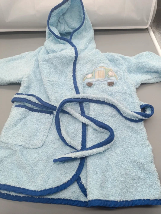 Hellblauer Baby-Bademantel aus Frottee mit Kapuze, Bindegürtel und Auto-Applikation in Größe 86, Vorderseite