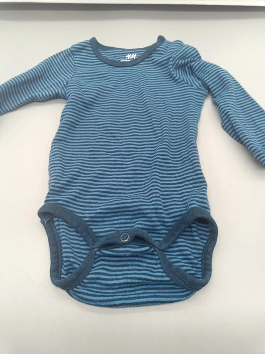 Blau-dunkelblau geringelter H&M-Baby-Body mit langen Ärmeln in Größe 74