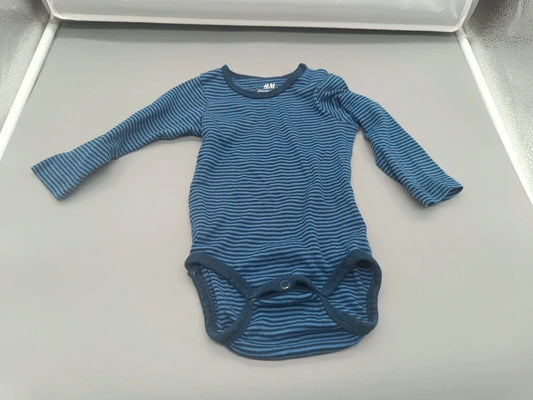 Detailansicht des blau geringelten H&M-Baby-Bodys in Größe 74 mit Druckknöpfen