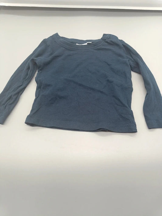 Detailaufnahme des dunkelblauen Langarmshirts mit Rundhalsausschnitt in Größe 74