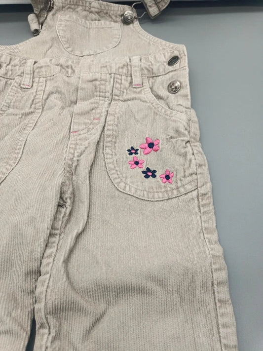 Baby Cord-Latzhose Beige Blumen Stickerei Tasche Nahaufnahme