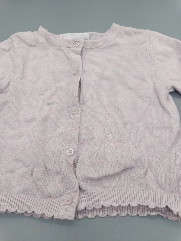 Baby Strickjacke Cardigan Knopfleiste Wellensaum Nahaufnahme