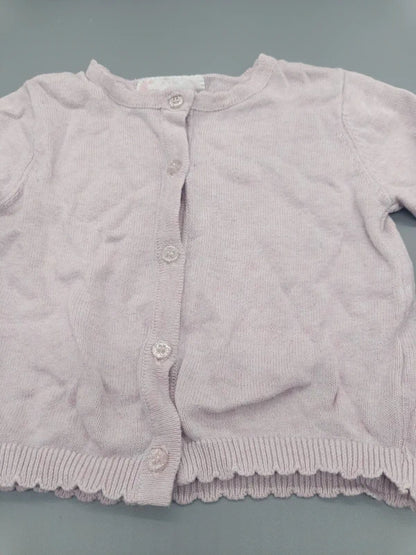 Baby Strickjacke Cardigan Knopfleiste Wellensaum Nahaufnahme