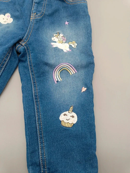 Mädchen Jeans Einhorn Regenbogen Cupcake Nahaufnahme