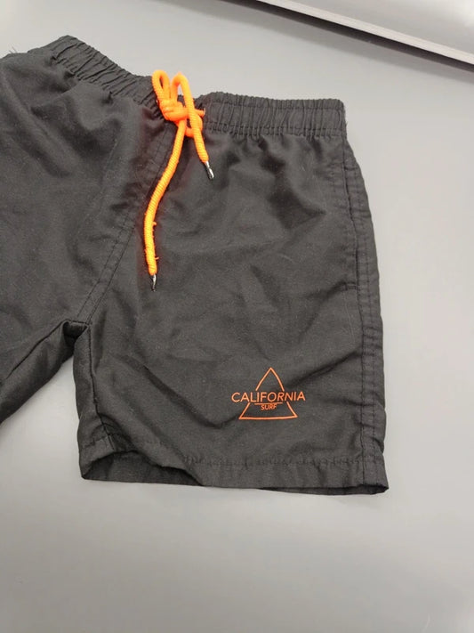 Kinder Badeshorts California Surf Logo Stickerei Nahaufnahme
