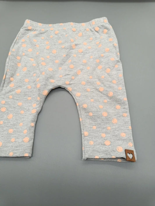 Baby Leggings Graumeliert Lachs Punkte Nahaufnahme Herz-Label