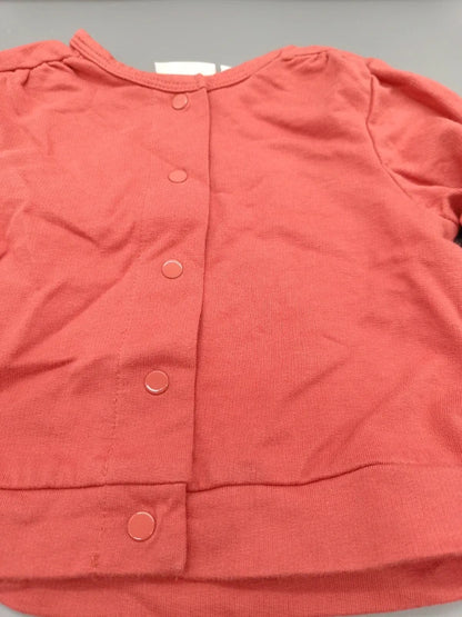 Baby Langarmshirt Koralle Druckknopf Nahaufnahme