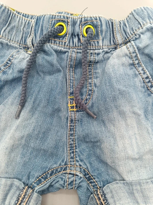 Baby Jeans-Shorts Hellblau Bund Nahaufnahme Gelbe Ösen Kordel
