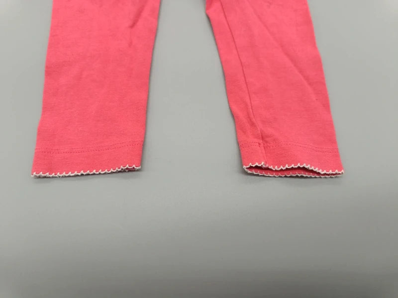 Mädchen Legging Neonpink Häkelsaum Beinabschluss Nahaufnahme