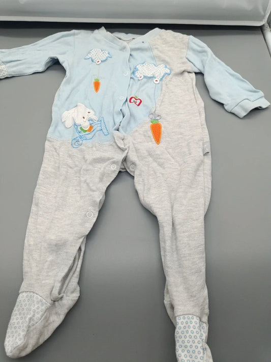 Baby Strampler Hellblau Graumeliert Häschen Karotten Applikationen Vorderseite