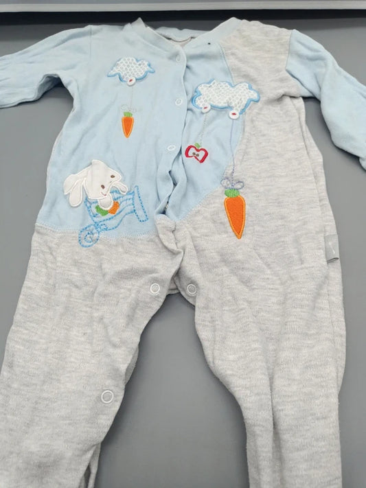 Baby Strampler Hellblau Graumeliert Applikationen Nahaufnahme