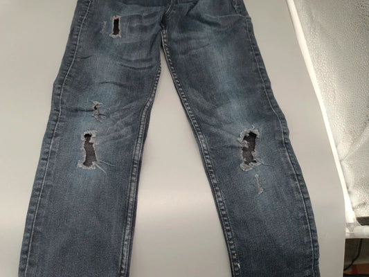 Mädchen Skinny Jeans Destroyed Knielloch Nahaufnahme