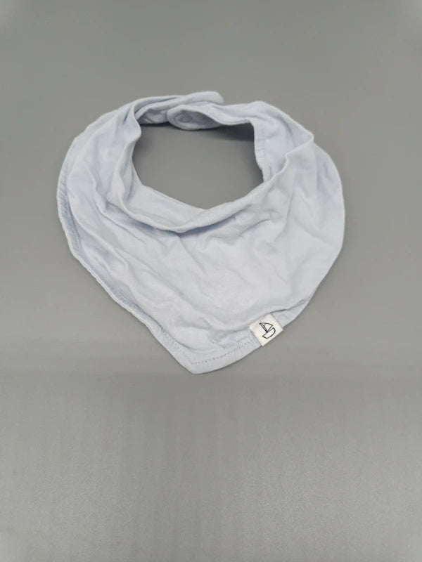 H&M Baby Dreieckstuch Bandana Hellblau Musselin Vorderseite getragen