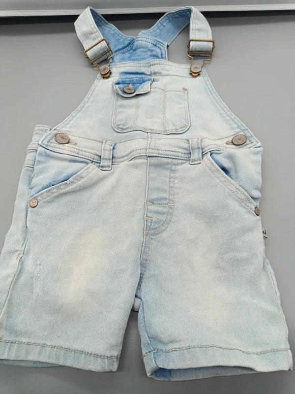 Kurze Latzhose hellblau – Jacky Baby (12-18 Monate)