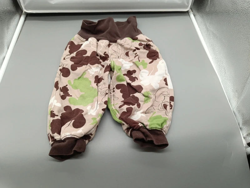 Gesamtansicht der H&M Schlupfhose mit gemusterten Beinen