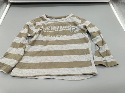 Detail der MINI BLUES-Aufschrift auf dem gestreiften Topolino Sweatshirt