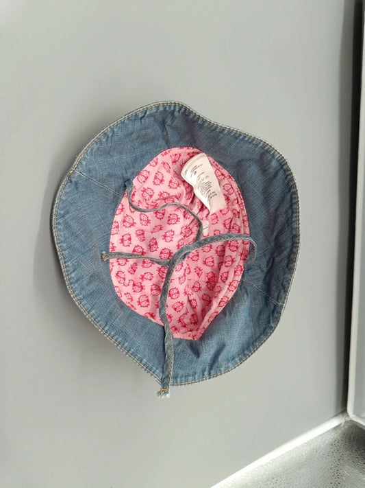 Innenseite des blauen H&M Huts mit rosa gemustertem Futter und Etikett