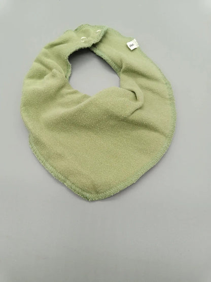 Grünes Baby-Dreieckstuch in spitz zulaufender Form, Vorderseite