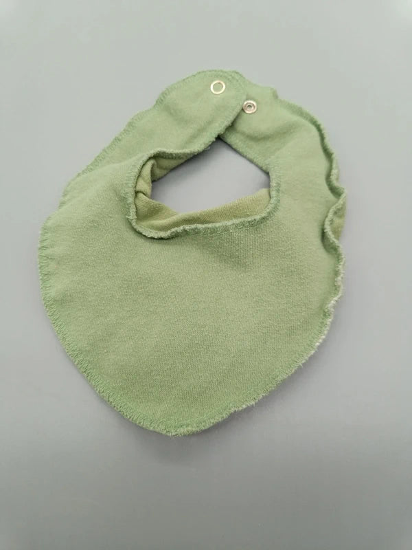 Rückseite des grünen Baby-Lätzchens und Druckknopfverschluss
