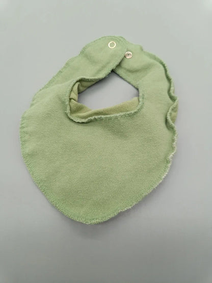 Rückseite des grünen Baby-Lätzchens und Druckknopfverschluss