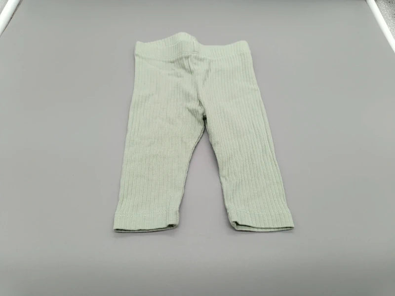 Gesamtansicht der mintgrünen H&M Babyhose mit Rippstruktur