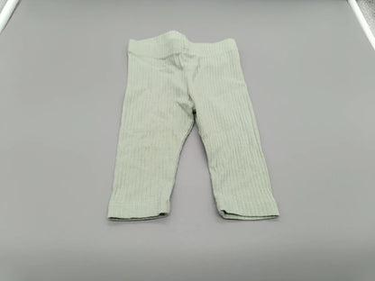Gesamtansicht der mintgrünen H&M Babyhose mit Rippstruktur