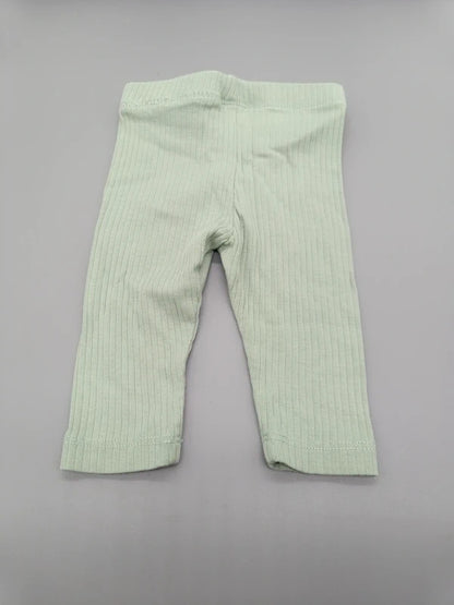 Rückseite der mintgrünen H&M Baby-Ripphose Größe 56