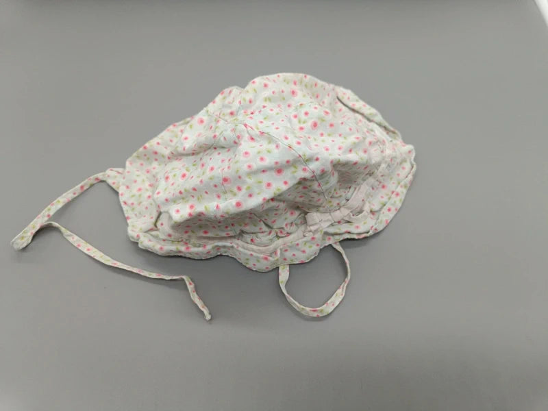 Seitenansicht der Sterntaler Mütze mit rosé- und mintgrünem Muster