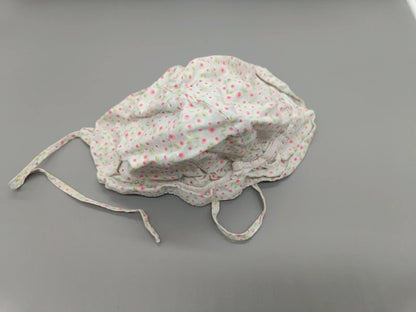 Seitenansicht der Sterntaler Mütze mit rosé- und mintgrünem Muster