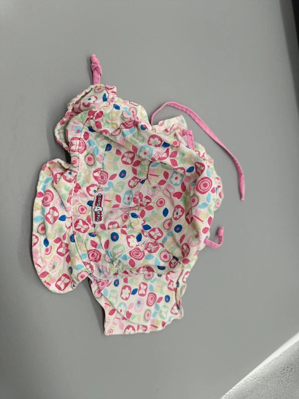 Bunte caps4kids Mütze Größe 49 mit rosa Bindebändern und gemusterter Krempe