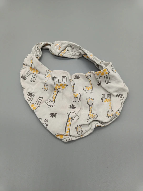 Baby-Dreieckstuch mit grauen und gelben Giraffenmotiven, Vorderseite und Druckknopf