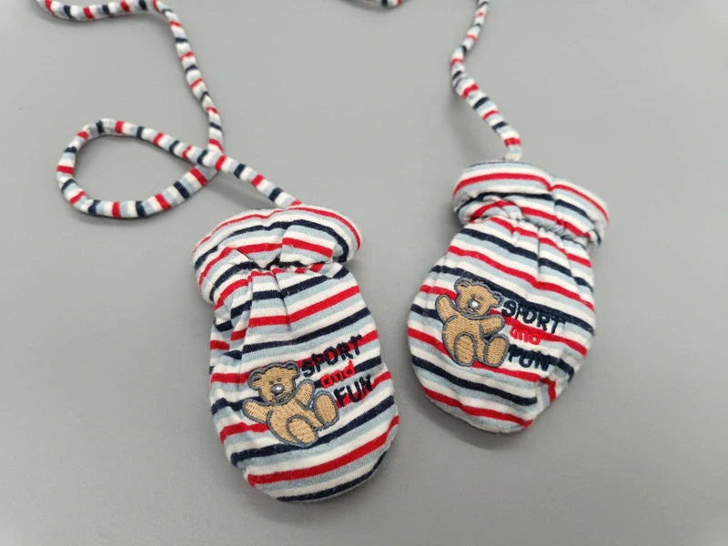 Vorderseiten der Sigikid Baby-Fäustlinge mit Teddybär-Motiven