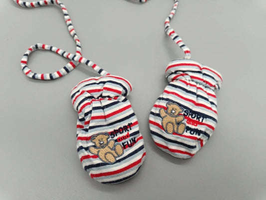 Vorderseiten der Sigikid Baby-Fäustlinge mit Teddybär-Motiven