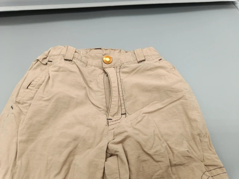 Detail des Bunds, Knopfs und vorderer Taschen der beigen Impidimpi Hose