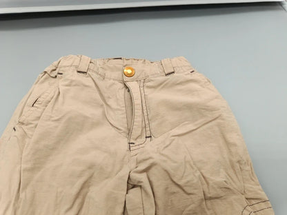 Detail des Bunds, Knopfs und vorderer Taschen der beigen Impidimpi Hose