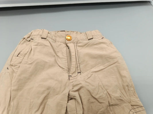 Detail des Bunds, Knopfs und vorderer Taschen der beigen Impidimpi Hose