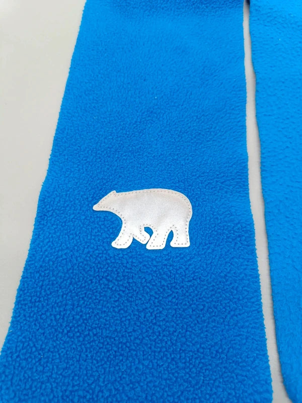 Nahaufnahme des aufgenähten Eisbären auf dem blauen Schal