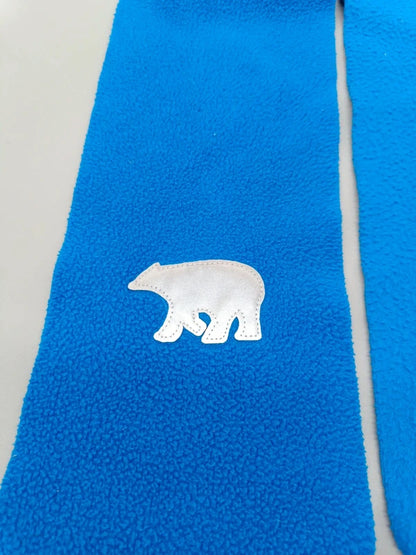 Nahaufnahme des aufgenähten Eisbären auf dem blauen Schal